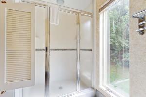 una ducha en un baño con ventana en Adventure Basecamp, en Stowe 18 fotos más