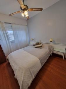 een slaapkamer met een bed met een plafondventilator bij Ruby in Mar del Plata