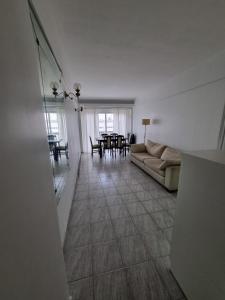 een woonkamer met een bank en een tafel bij Ruby in Mar del Plata