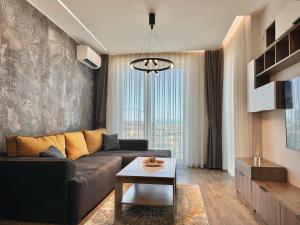 un salon avec un canapé et une table dans l'établissement Stylish 1Bed Apartment for 4 guests in Sofia, à Sofia