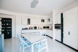 Η κουζίνα ή μικρή κουζίνα στο Minerva Luxury Apartment & Tulipan Apartment by Taormina Holidays