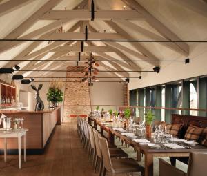 Restoran või mõni muu söögikoht majutusasutuses Coworth Park - Dorchester Collection