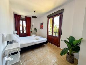 Posteľ alebo postele v izbe v ubytovaní PET001 - Modern 2 Bedroom Apartment