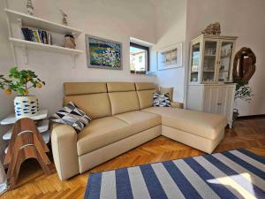 salon z kanapą i stołem w obiekcie Apartment Vita Lovran w mieście Lovran