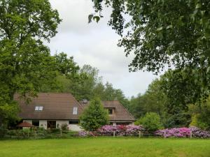 a house with pink flowers in the yard at Fewo Birkenallee - Lavendel in Deinste