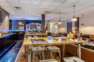 a bar with a table and stools in a restaurant at Best Western Plus Newark Airport West in Newark