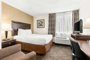 Postel nebo postele na pokoji v ubytování Best Western Hazlet Inn