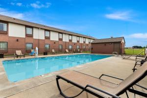 Bazén v ubytování Best Western Okmulgee nebo v jeho okolí