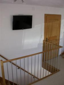 een trap met een flatscreen-tv aan de muur bij Haus Feuerstein in Lech am Arlberg
