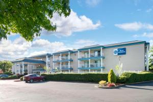 a building with a car parked in a parking lot at Best Western Corvallis in Corvallis