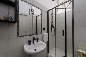 une salle de bain blanche avec un lavabo et une douche dans l'établissement Casa Come Una Volta, à Rome 47 autres photos