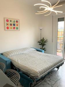 un letto in una stanza con soffitto di Vista Mare a 150 mt dalla spiaggia - free parking e AC a Pietra Ligure