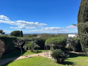 vista dal giardino della casa di Villa spacieuse à Agde avec piscine privée, idéale pour familles a Cap d'Agde