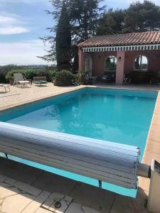 una grande piscina con acqua azzurra di Villa spacieuse à Agde avec piscine privée, idéale pour familles a Cap d'Agde Altre 23 foto
