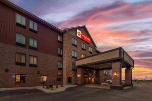una representación de un hotel con una puesta de sol en el fondo en Best Western PLUS Casper Inn & Suites, en Casper