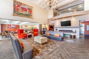 TV a/nebo společenská místnost v ubytování Best Western Plus Chateau Fort St. John
