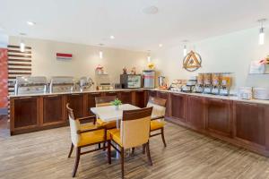 Kuchyň nebo kuchyňský kout v ubytování Best Western Plus Chateau Fort St. John