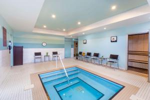 Bazén v ubytování Best Western Plus Chateau Fort St. John nebo v jeho okolí