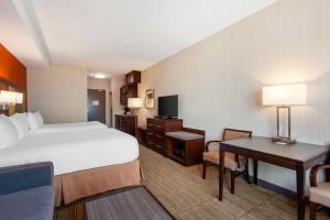 Postel nebo postele na pokoji v ubytování Best Western Plus Chateau Fort St. John