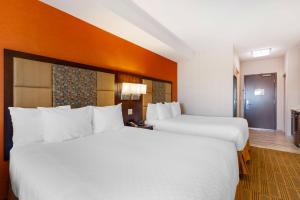 Postel nebo postele na pokoji v ubytování Best Western Plus Chateau Fort St. John
