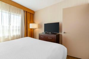 TV a/nebo společenská místnost v ubytování Best Western Plus Chateau Fort St. John