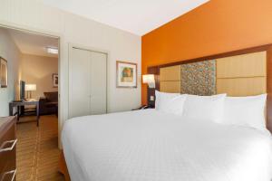 Postel nebo postele na pokoji v ubytování Best Western Plus Chateau Fort St. John