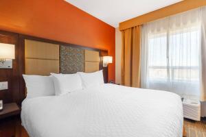 Postel nebo postele na pokoji v ubytování Best Western Plus Chateau Fort St. John