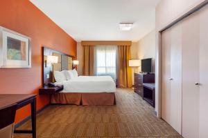 Postel nebo postele na pokoji v ubytování Best Western Plus Chateau Fort St. John