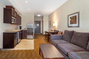 Kuchyň nebo kuchyňský kout v ubytování Best Western Plus Chateau Fort St. John