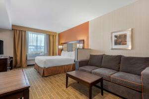 Postel nebo postele na pokoji v ubytování Best Western Plus Chateau Fort St. John