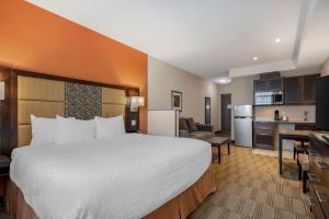 Postel nebo postele na pokoji v ubytování Best Western Plus Chateau Fort St. John
