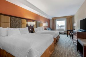 Postel nebo postele na pokoji v ubytování Best Western Plus Chateau Fort St. John