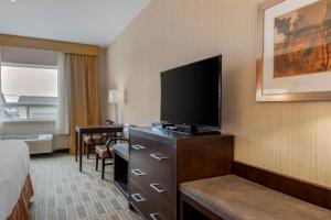 TV a/nebo společenská místnost v ubytování Best Western Plus Chateau Fort St. John