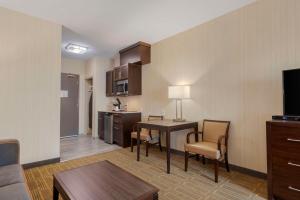Kuchyň nebo kuchyňský kout v ubytování Best Western Plus Chateau Fort St. John