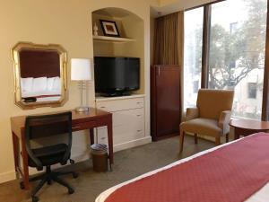 En TV eller et underholdningssystem på Blake Hotel New Orleans, BW Signature Collection