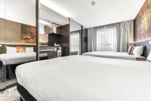 Postel nebo postele na pokoji v ubytování Heeton Concept Hotel – Luma Hammersmith