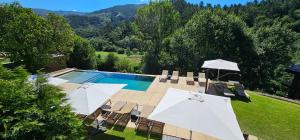 an overhead view of a swimming pool with chairs and umbrellas at Rio Moment's in Castelo de Paiva