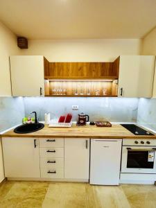 Η κουζίνα ή μικρή κουζίνα στο Apartman Anturijum