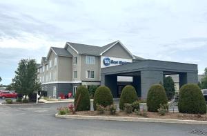 エリーにあるBest Western Erie Inn & Suitesの駐車場にあるホテルのレンダリング