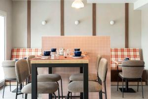 a dining room with a table and chairs at Best Western Kobalt Annecy Nord - Epagny in Épagny