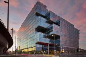 un edificio di vetro alto con molte finestre di Scandic Göteborg Central a Göteborg