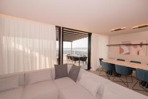 ヴロラにあるHeisol apartmentの白いソファとテーブルのあるリビングルーム