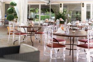 Restaurace v ubytování Logis Hôtels - Hôtel Restaurant Domaine Les Falaises