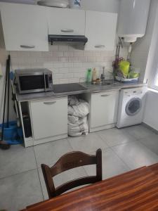 Η κουζίνα ή μικρή κουζίνα στο Aubervilliers +2 φωτογραφίες