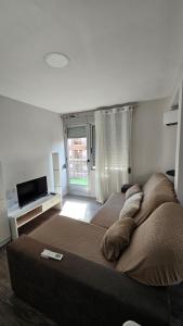 ein Schlafzimmer mit großem Bett und Flachbildfernseher in der Unterkunft Apartamento Centro Castellón in Castellón de la Plana