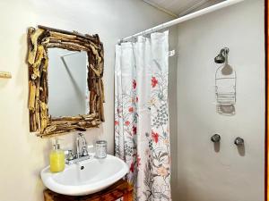 a bathroom with a sink and a mirror at Casa Manila in Santa Catalina