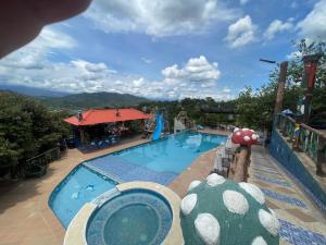 Bazén v ubytování Eco Hotel Campestre Atlantis San Joaquín La Mesa nebo v jeho okolí