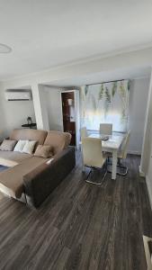 ein Wohnzimmer mit einem Bett und einem Tisch mit einem Laptop in der Unterkunft Apartamento Centro Castellón in Castellón de la Plana