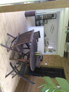 silla de madera en el suelo de una habitación en Studio dans la forêt tropicale, en Les Anses-dʼArlet