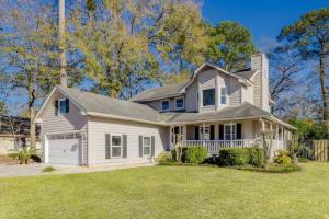 ein Haus mit einem weißen Haus mit einem Hof in der Unterkunft Spacious House Near Savannah Airport - 5 BR in Savannah